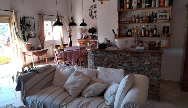 180m2 villa, 3 bedrooms, 3 bathrooms, air-conditioned, covered terrace, barbecue, swimming pool.