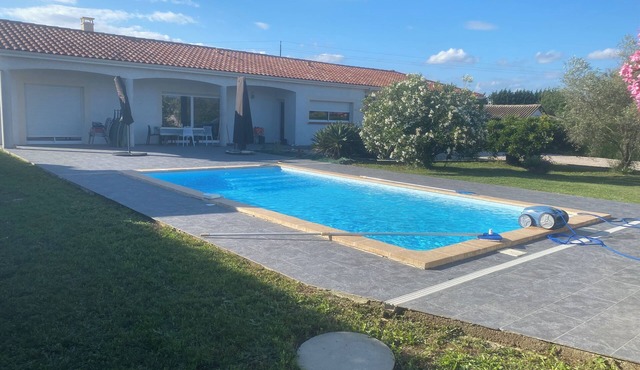 180m² villa, air-conditioned, secure swimming pool