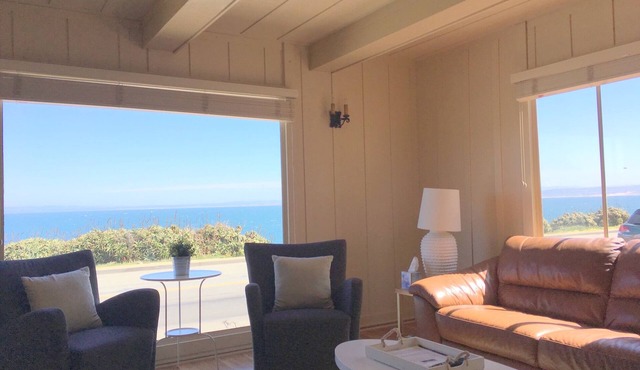180º ocean views in a central location 2bd+den, 2baths