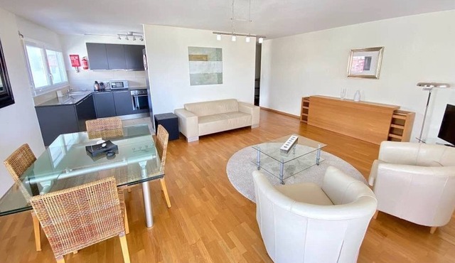 181 * Modern, bright and spacious with 3 bedrooms, 2 bathrooms and free parking