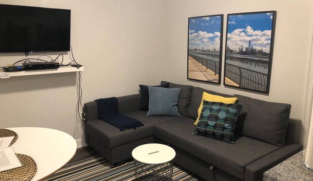 1817 5C · Cute contemporary 1b Apt -20min NYC Parking Avail