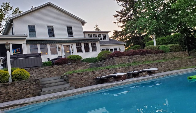 1818 Modern Farm House with Pool, Hot Tub and a large permanent dock on the lake