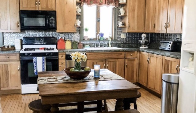 1820's Farmhouse near Elk Mountain Ski Resort - 3 Bed 3.5 Bath