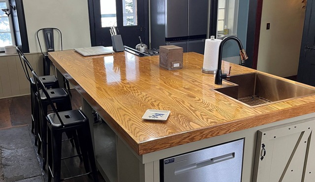 1827 Waterfront Mansion, Hot Tub, Fireplace, Huge Deck-River Overlook, fast WiFi