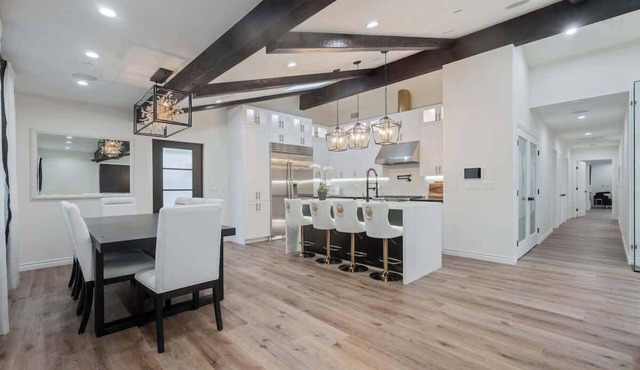 183 Stunning Stylish Modern Retreat in Burbank