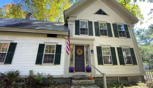 1830 Greek Revival Farmhouse + saltwater hot tub near Stratton Mountain