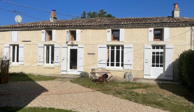 1830's Village Farmhouse - Shared Pool, Games Barn, Leisure Field. Beach 30 mins