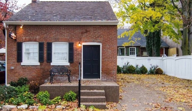 1830's Luxury Brick Cottage, Cozy Fireplace, right off the Cobblestone Streets!