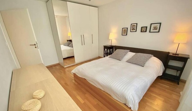 184 * Good location, spacious, comfortable and bright. Free parking included !