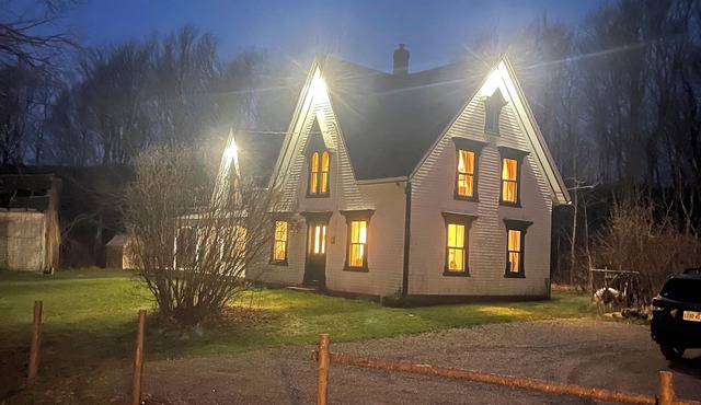 1841 Authentic Victorian Farmhouse Located in the heart of Prince Edward Island