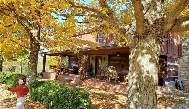 1847 Log Home with modern comfort. Near Louisville & Bourbon Trail