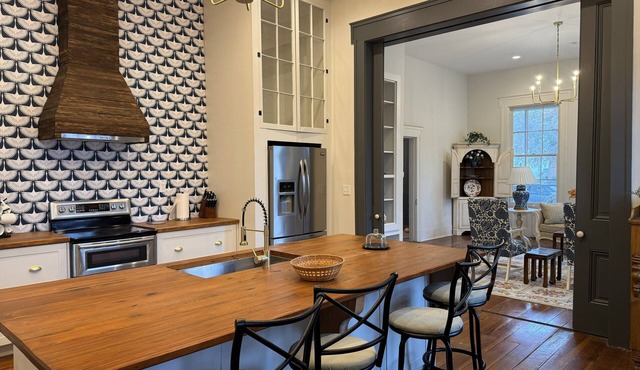 1848 T.J. Harper house in historic enclave close to restaurants, downtown, etc.