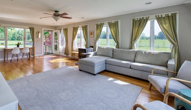 1850's Farmhouse Private Apartment