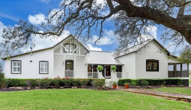 1850's restored farmhouse + guest house 10 min from Round Top Square!