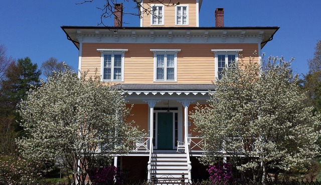 1853 Captain Wheeler House-Historic Seaport Home Garden-Rental Retreat