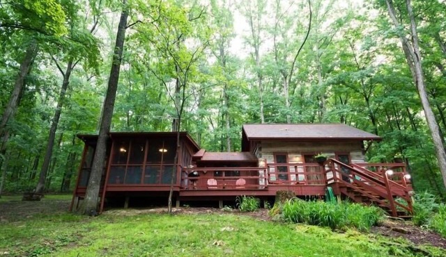 1859 Historic Log Cabin, pet friendly and 5 minutes to Nashville!