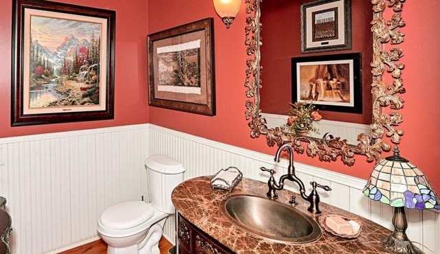 1859 Victorian Home w/modern amenities, across street from park