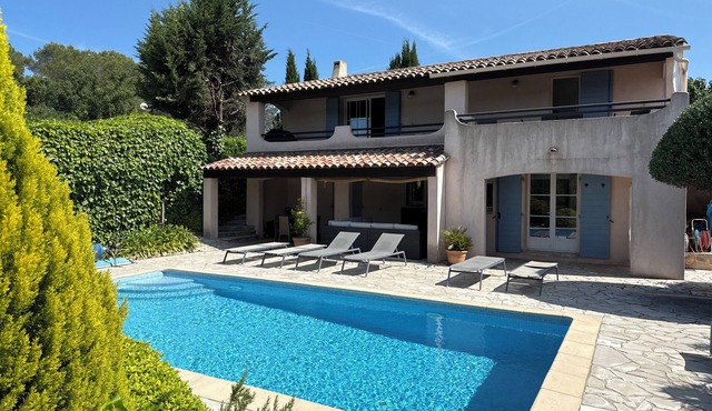185m2 modern Provencal house, with swimmingpool in a quiet area - beautiful view