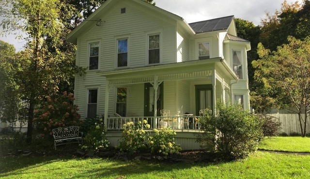 1860 French Country Farmhouse - Sleeps 10!