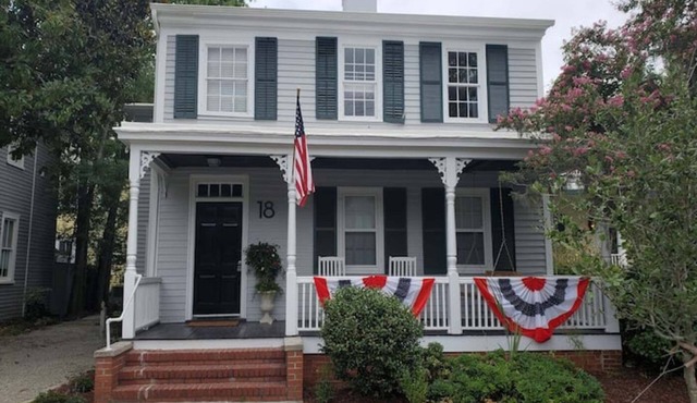 1860 House In the Heart of Downtown