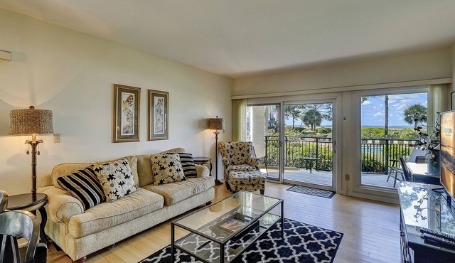 1865 Beachside Tennis- Easy Access to Beach & Pool.