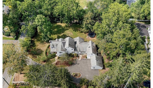 1870 Farmhouse - Walk to downtown Westport & hiking trails, plus beach access