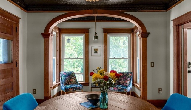 1870 Modern Renovated Farmhouse Post & Beam Barn and Charm - Close to Skiing