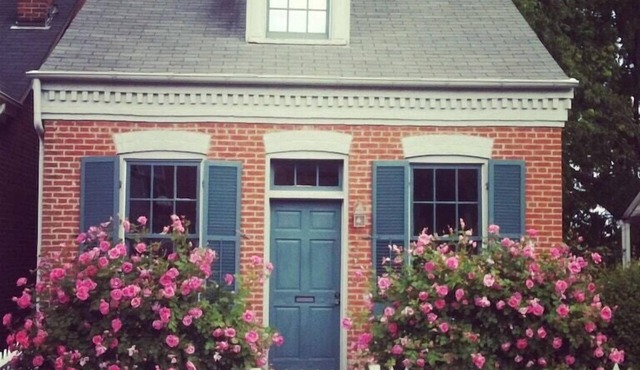 1870's Luxury Guest Cottage, Historic Downtown St. Charles, Mo.