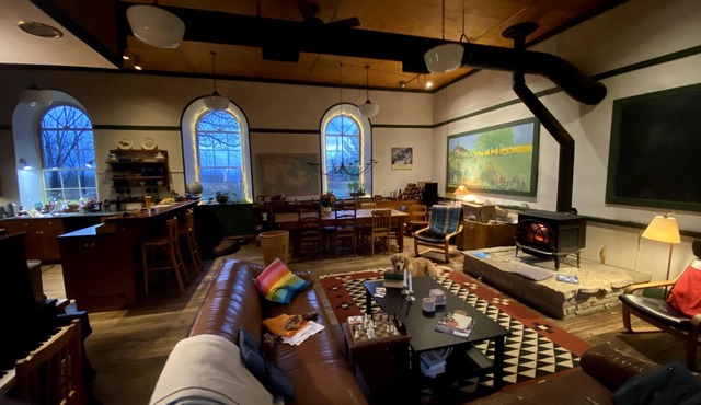 1870's stone schoolhouse close to skiing and hiking (10 minutes from Thornbury)