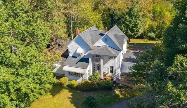 1875 Historic Manor, 5 Acres Near Helen & Wineries