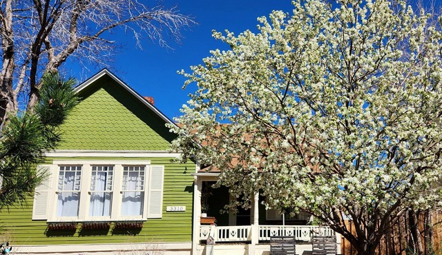 1880's home between Manitou & Old Colorado City. Walk to Garden of the Gods!