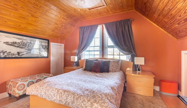 1880 Victorian In Heart of Downtown