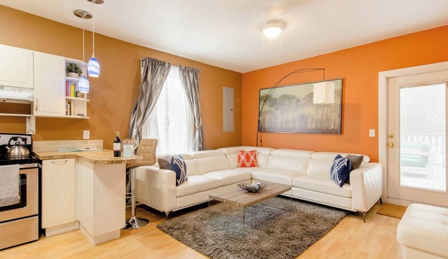 1880 Victorian In Heart Of Downtown