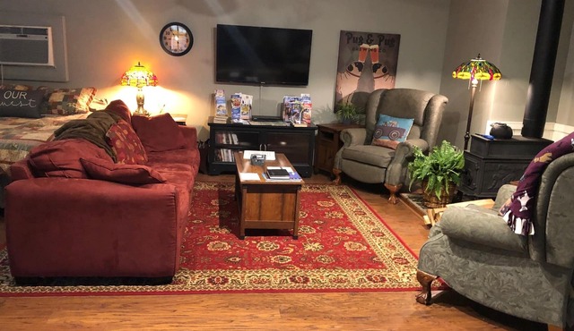 1882 Carriage House In The Heart Of The City!