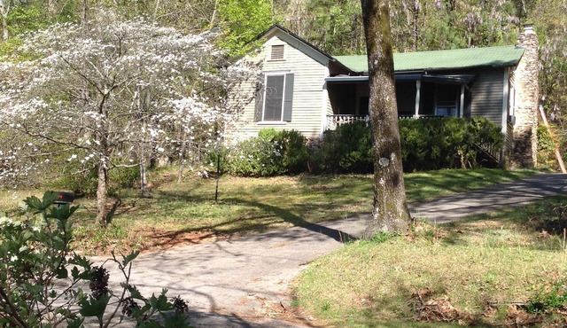 1882 Cottage-charming! LOCATION! Pets w/fee. Long term rates,re Springwood Inn.