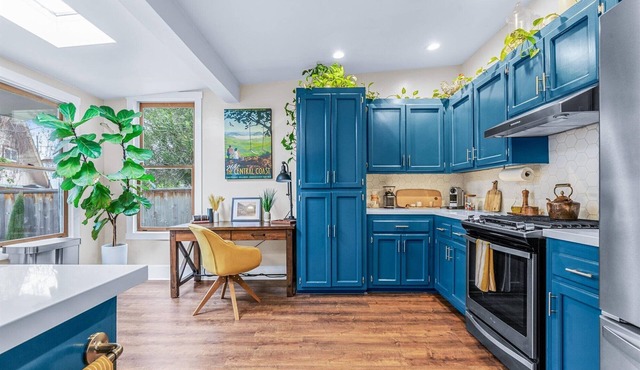 1884 Modernized Home: Fire Pit, Tesla Tech, Near Downtown