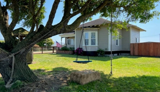 1887 large Ferndale Farmhouse with amazing views! Completely updated.