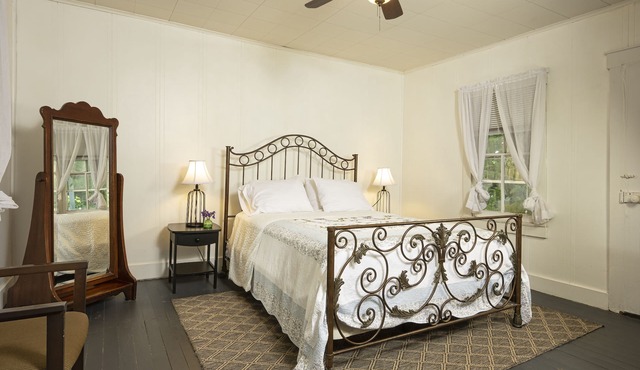 1887 West Virginia Farm House-Strawberry Farm B&B
