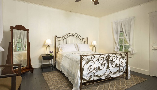 1887 West Virginia Farm House-Strawberry Farm B&B