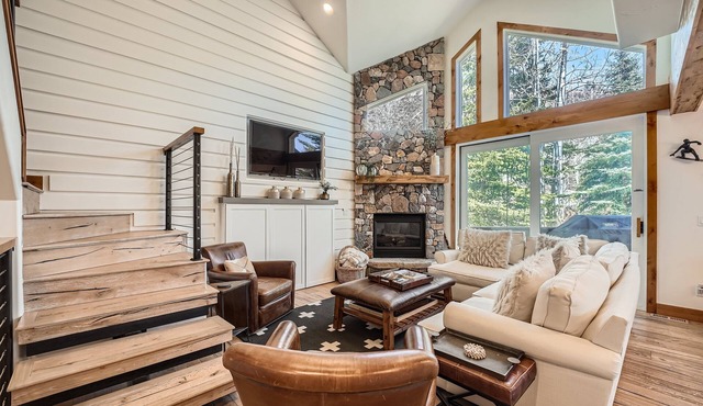 1890 Lions Ridge Loop, #9-West Vail Remodeled Home, Hot Tub, On Bus Route, Close to Vail!
