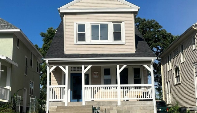 1890's Craftsman Home 5BR 4BA, Sleeps 16+ w 6 TVs.