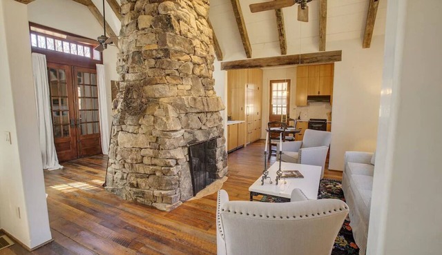 1890's Homestead Cottage - Mountain Vineyard Getaway