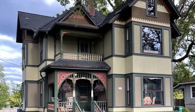 1895 Historic Retreat charming & updated - blocks from downtown