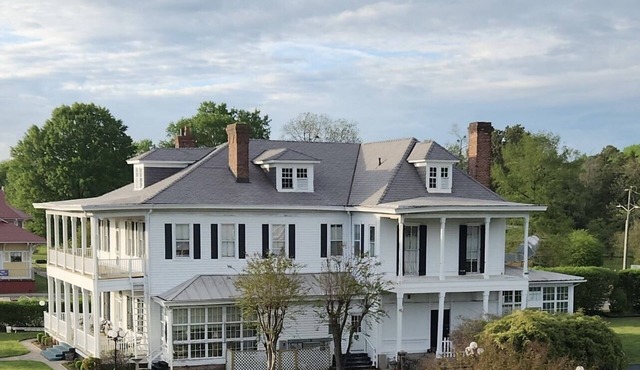 1896 Historic Bed & Breakfast Mansion with a general store