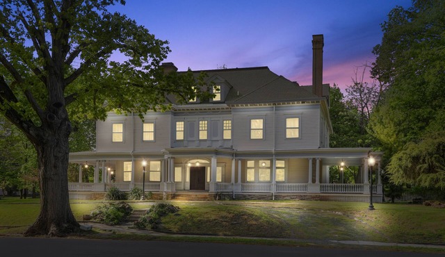 1897 MANSION 30 min to NYC Sleeps up to 26 with 12 bedrooms and 7 and 1/2 baths