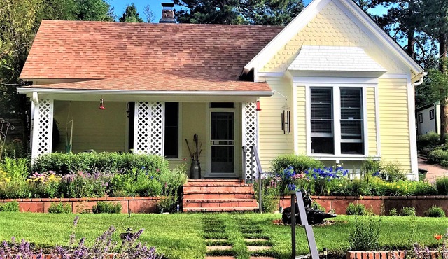 1898 Victorian Bungalow Nestled at the Base of Pikes Peak-Near Attractions