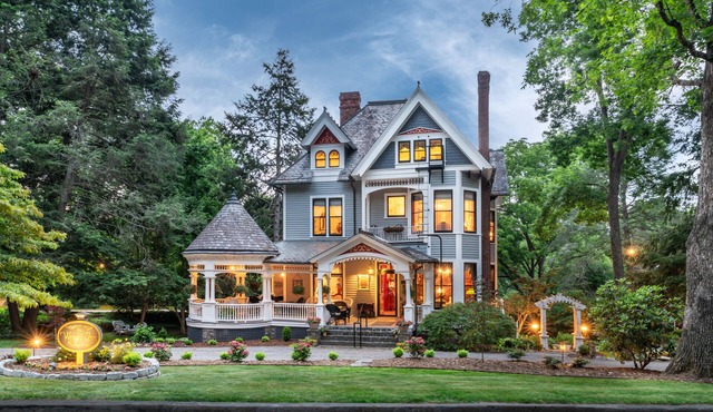 1899 Wright Inn and Carriage House