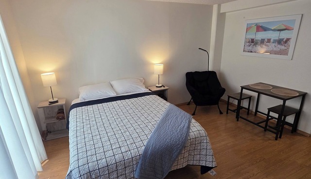 18FL Charming air conditioned apartment in Waikiki with scenic view from lanai