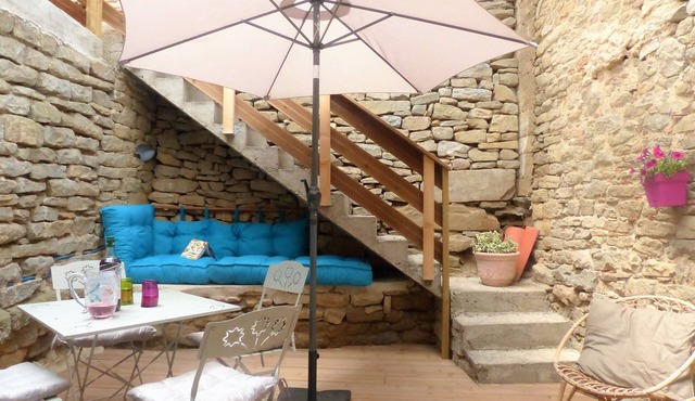 18kms from Carcassonne, gîte in the heart of the Minervois. Mansion