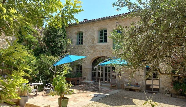 18th c. post house in Gard stone, sleeps 8 to 10. Exceptional